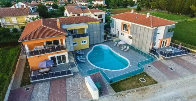 Spacious Apartment Residence Elody IV with Pool View