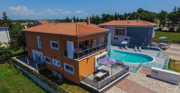Spacious Apartment Residence Elody IV with Pool View