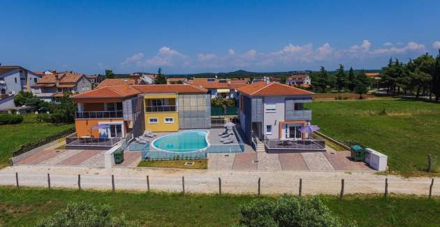 Appartamento Elody VI con 2 Camere da Letto con Balcone e Vista Piscina