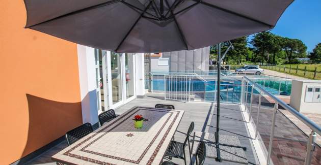 Appartamento Residence Elody VII Moderno con Terrazza e Vista Piscina