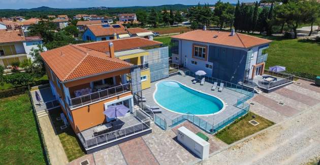 Modernes Ferienwohnung Residence Elody VII mit Terrasse und Poolblick