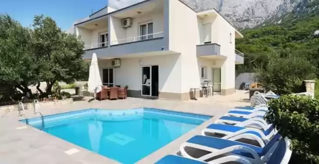 Villa Kristina con piscina privata a Makarska