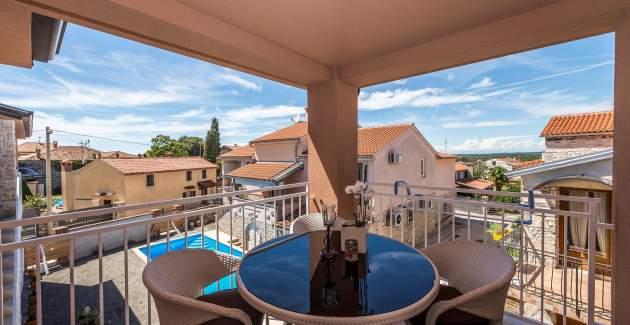 Moderne Ferienwohnung mit einem Schlafzimmer Noa I in der Villa Valtrazza