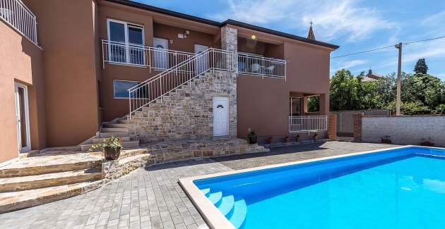 Apartment Noa II mit zwei Schlafzimmern in der Villa Valtrazza mit Blick auf den Pool