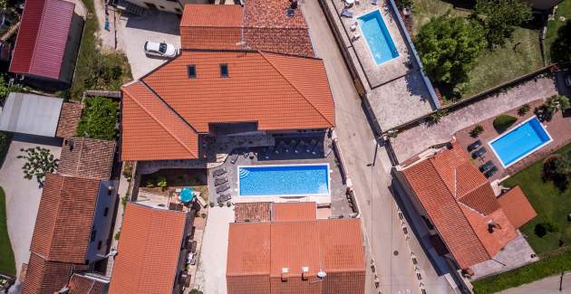 Apartment Noa II mit zwei Schlafzimmern in der Villa Valtrazza mit Blick auf den Pool