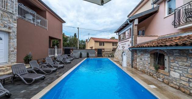 Apartment Noa II mit zwei Schlafzimmern in der Villa Valtrazza mit Blick auf den Pool