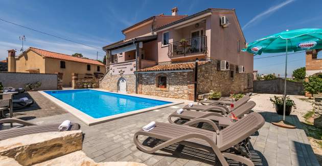 Appartamento Noa III a Villa Valtrazza con balcone e vista piscina