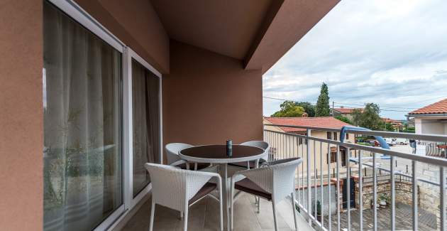 Apartment Noa III in der Villa Valtrazza mit Balkon und Poolblick