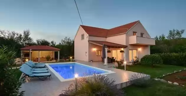 Villa Radosevic con piscina riscaldata vicino a Split