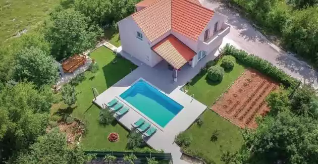Vila Radošević s grijanim bazenom u blizini Splita