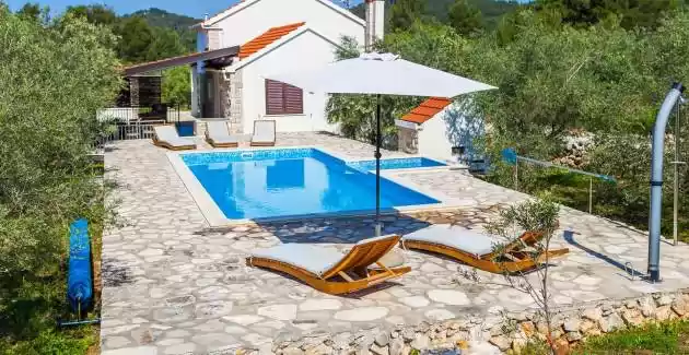 Villa Mariela sa grijanim bazenom na Korčuli
