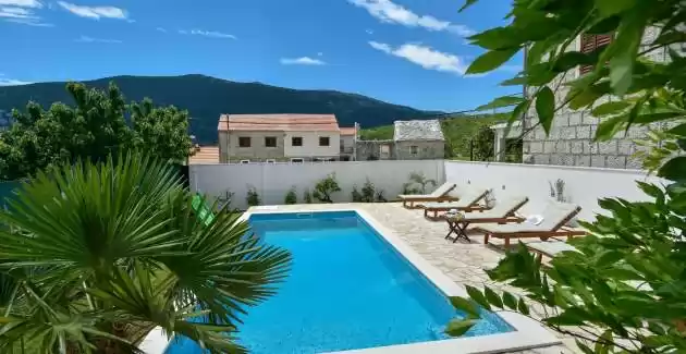 Villa Josip con piscina privata a Omis