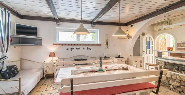 Rustikal eingerichtete Wohnung Suzy Konoba in einer ruhigen Vorstadt in der Nähe des Strandes
