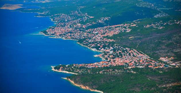 Appartamento Suzy Konoba arredato in stile rustico in un tranquillo sobborgo vicino alla spiaggia