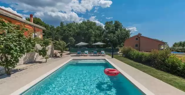 Schönes Ferienhaus Tana mit Pool