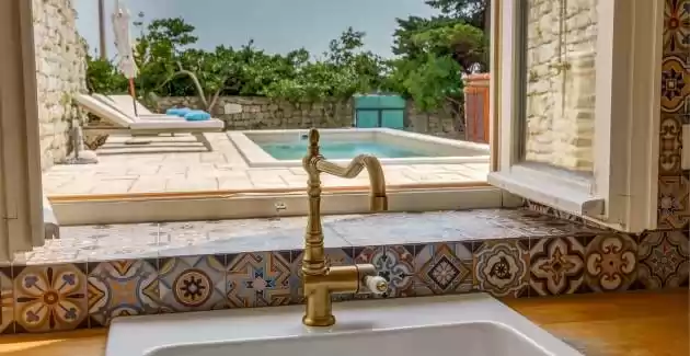 Villa Antique con Piscina Privata sull'Isola di Cres