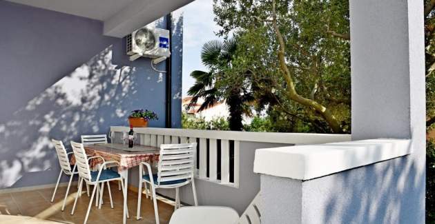 Ferienwohnungen - Ein Schlafzimmer mit überdachter Terrasse -  Plavi
