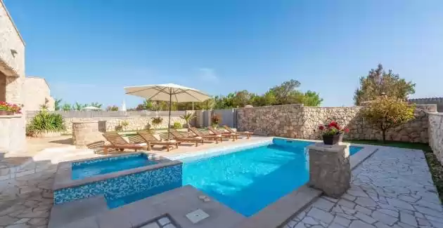 Villa Kirstin con piscina riscaldata e jacuzzi