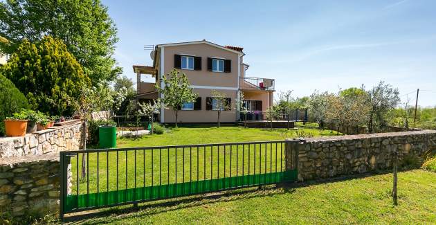 Apartment Mario with private garden and children playground