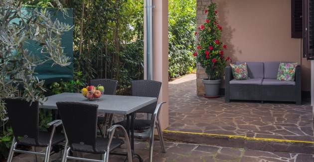 Apartment Mario with private garden and children playground