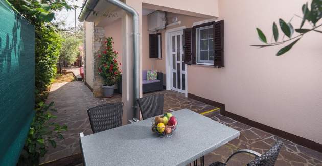 Apartment Mario with private garden and children playground