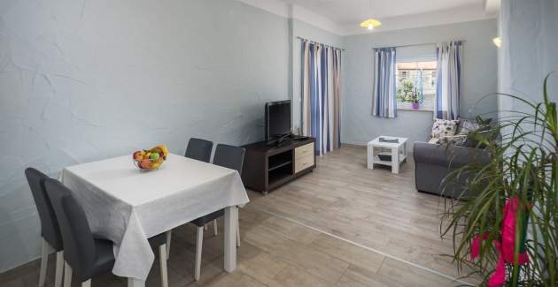 Apartment Mario with private garden and children playground