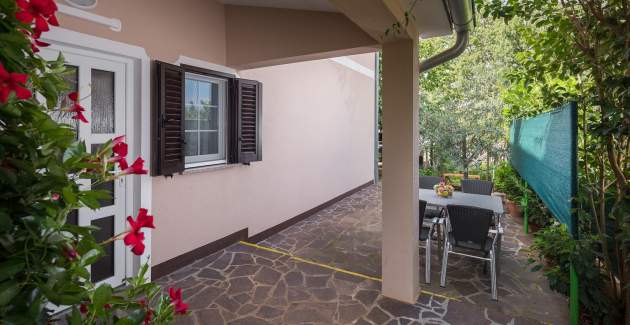 Apartment Mario with private garden and children playground