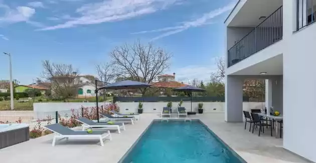 Villa Lucia mit Whirlpool und privatem Pool