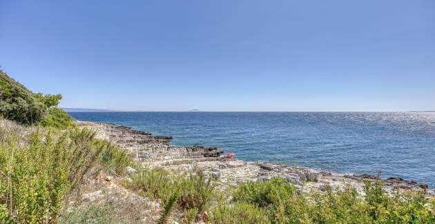 Cottage direct on the Kavran Beach