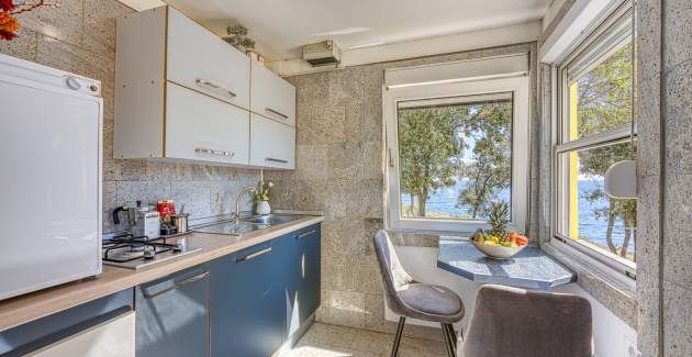 Cottage direttamente sulla spiaggia di Kavran