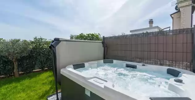 Holiday House Businia with Whirlpool