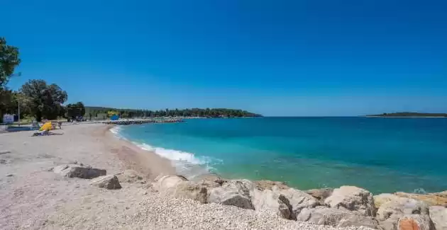 Appartamento Val con terrazza e piscina a Pola