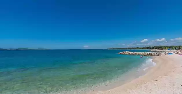 Appartamento Val con terrazza e piscina a Pola