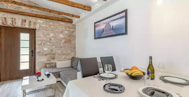 Apartment Val with terrace and pool in Pula