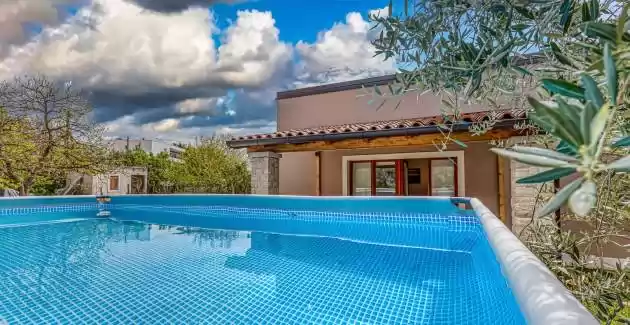 Appartamento Val con terrazza e piscina a Pola