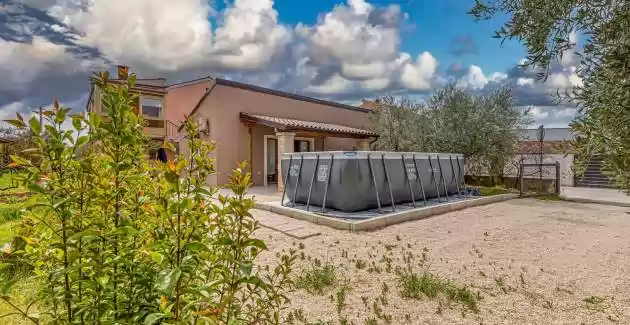 Appartamento Val con terrazza e piscina a Pola