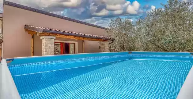 Appartamento Val con terrazza e piscina a Pola