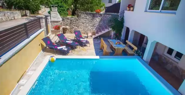 Villa Kris con piscina a Mrgani