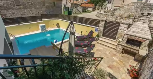 Villa Kris con piscina a Mrgani