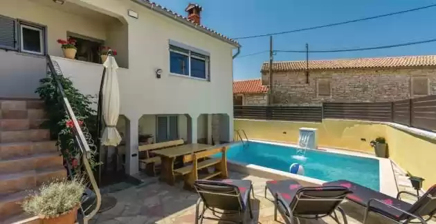 Villa Kris con piscina a Mrgani