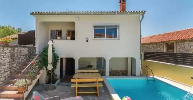 Villa Kris con piscina a Mrgani