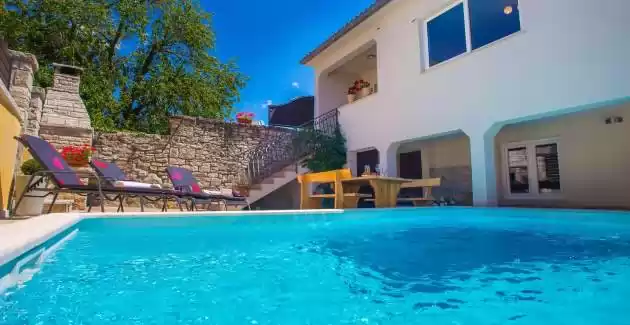 Villa Kris mit Pool und umzäuntem Garten