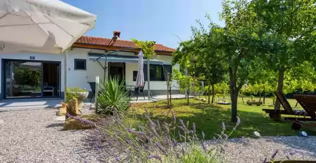 Schöne Hütte mit Jacuzzi in der Nähe von Labin