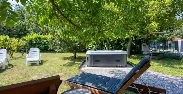Schöne Hütte mit Jacuzzi in der Nähe von Labin