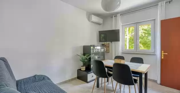 Schöne Hütte mit Jacuzzi in der Nähe von Labin