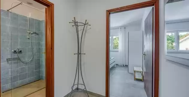 Schöne Hütte mit Jacuzzi in der Nähe von Labin