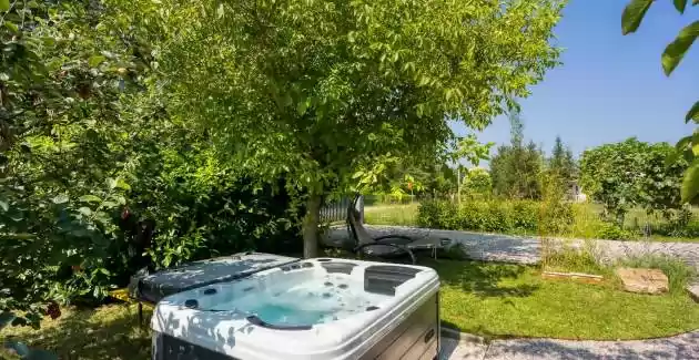 Schöne Hütte mit Jacuzzi in der Nähe von Labin