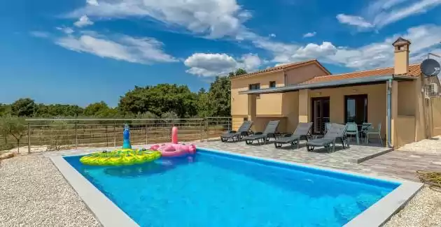 Karbonaca - holiday home with private pool 