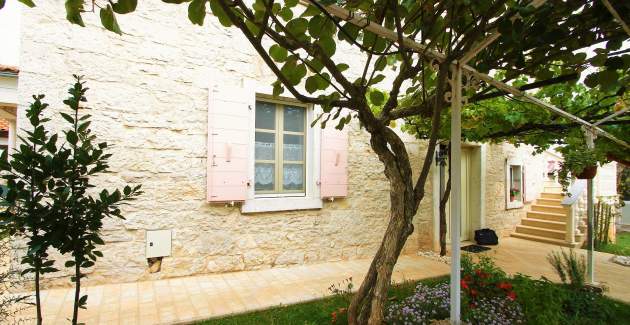 Ferienwohnung Marija Kastelir mit Balkon und Gartenblick