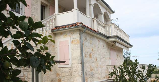 Ferienwohnung Marija Kastelir mit Balkon und Gartenblick